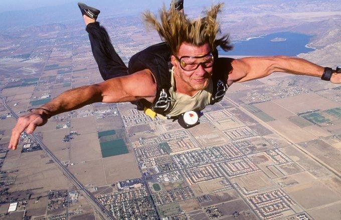 Patrick Swayze performed all the skydiving scenes himself for Point Break (1991), making a total of 55 jumps for the film.