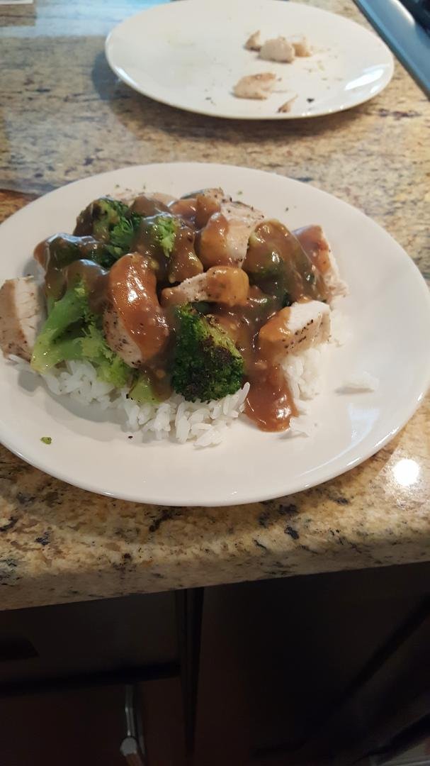 Broccoli and chicken with Jasmine rice & home made sause. Yummy yummy!!! AMERICA can keep their additives.