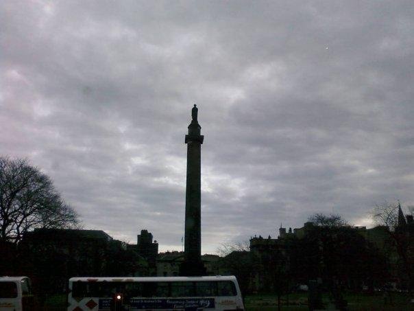 Avery tall statue in downtown Edinburgh.