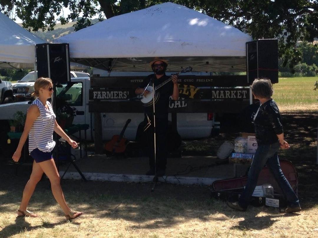 Farmers' Market Festival in Green Valley. Craft beers and banjos - yeeha!