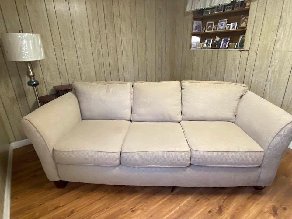 Perfect shape. Makes into double bed. Free. Advise if interested.🇺🇸
