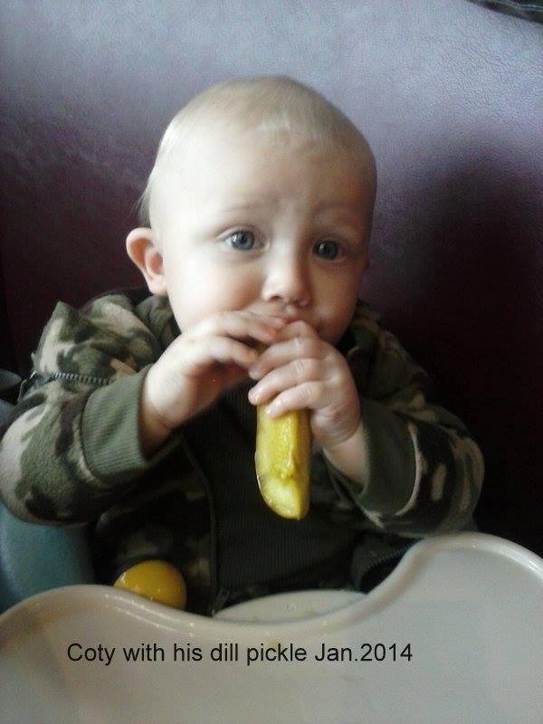 Jen and I went to lunch....Coty got the dill pickle:)