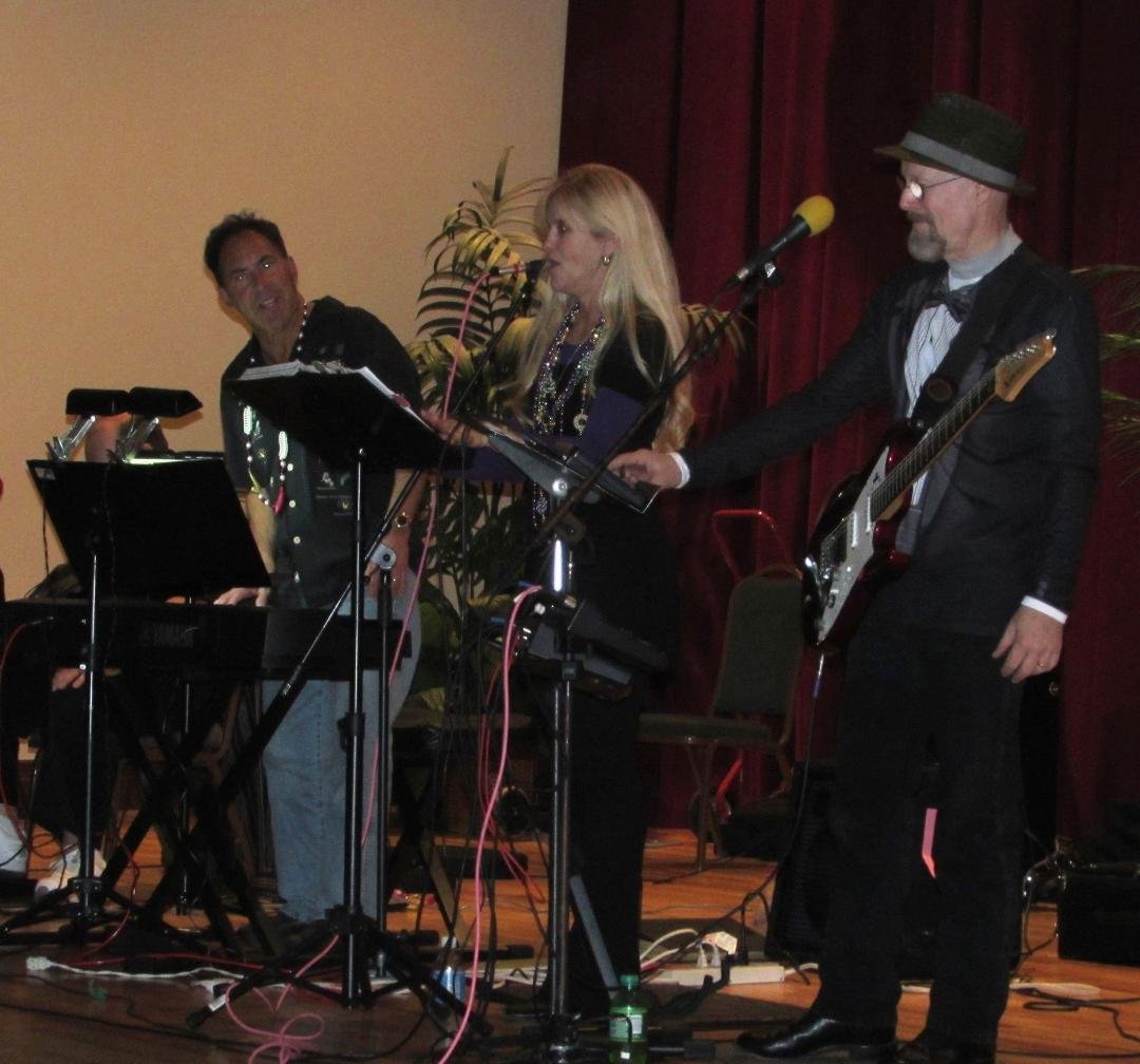 Howdy! The band is playing this SATURDAY night, May 7 at DOUBLE T’s Bar & Grill, from 9:00p – 1:00a.
It’s a fun, casual place with a dance floor, located at 14933 Bellaire Blvd., just west of Hwy. 6. C'mon out... it's alwa