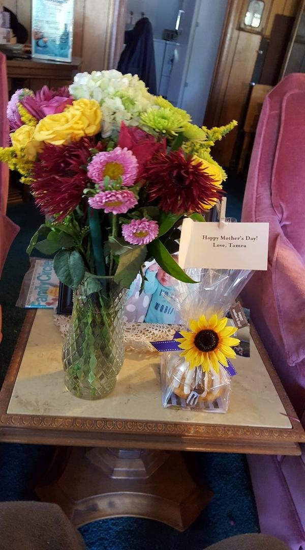 This is my Mother's Day that my Awesome Daughter gave me today. It's Gorgues and is going to yummy. My favorite a Bundy cake. Love these cakes. Thank Tamra Kay Murphy Armstrong. I Love you to the Moon and Beyond. ❤