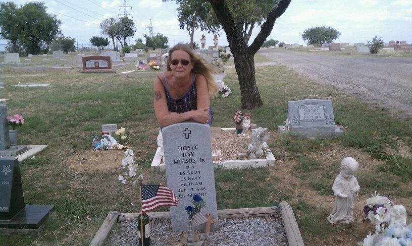 My husband Dee's grave, miss you bunches sweetie. Love you forever.