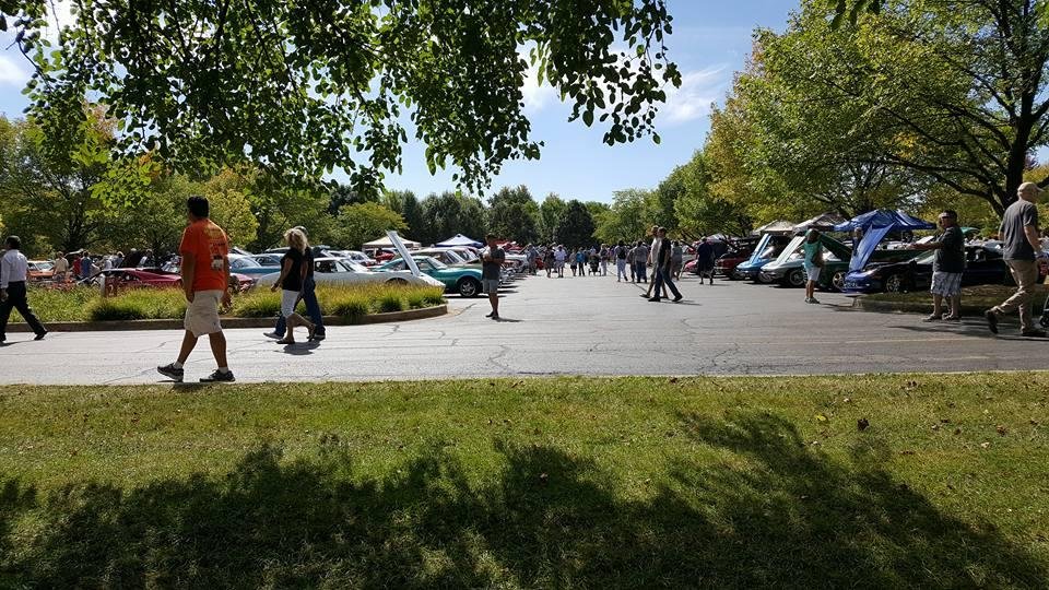 Yesterday we went to Cantigny Park in Wheaton for the Auto show. It was excellent, the weather beautiful. The previous 2 years were rained out...There were approximately 300 autos...