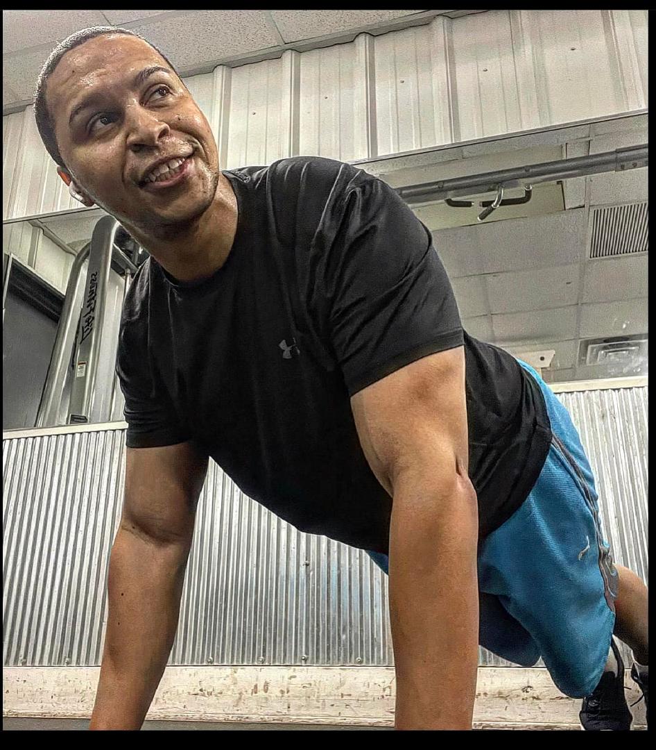 DIdnt get much sleep last night but that won’t stop the grind at the gym! You got to smile when you know you had a great workout despite being tired #fitness #4life #gym #gains