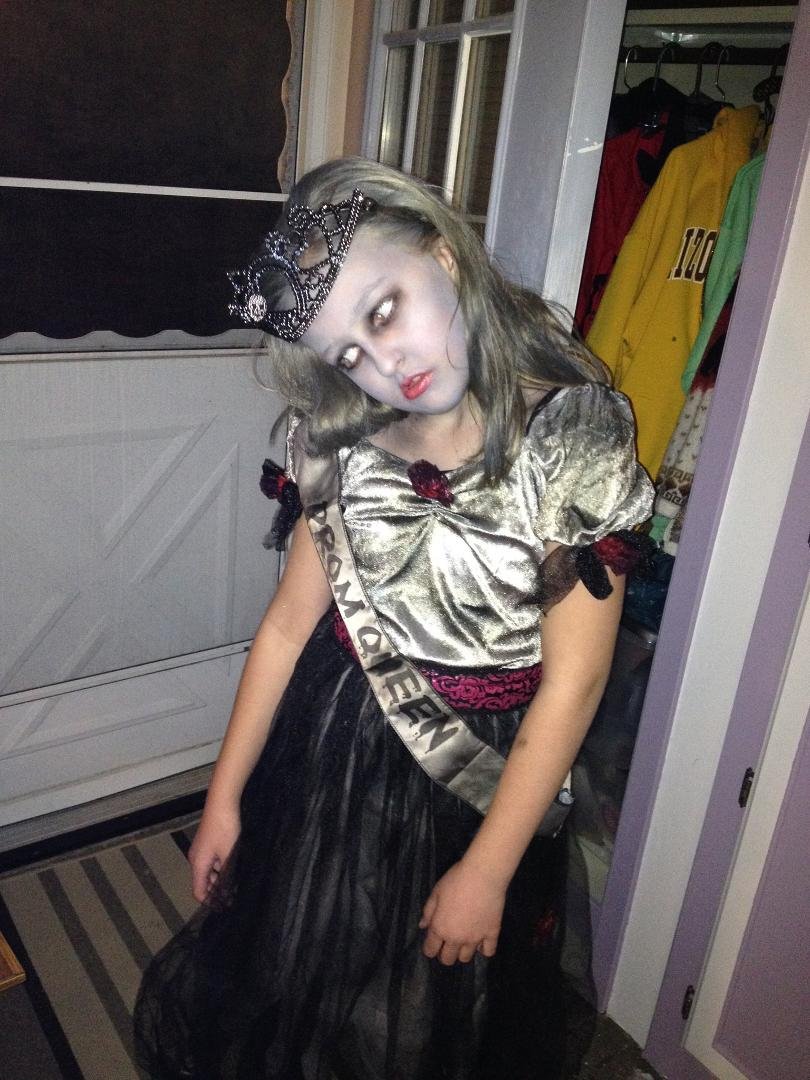 Zombie princess Alayna on Halloween. Hmm, last year she was a normal princess. One year can really make a difference!