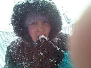 kaitlin eating snow