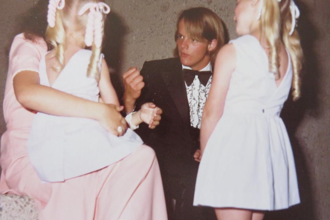 Tom Hansen hanging out with the chicks and oblivious to the fact that his future wife is in the next picture.