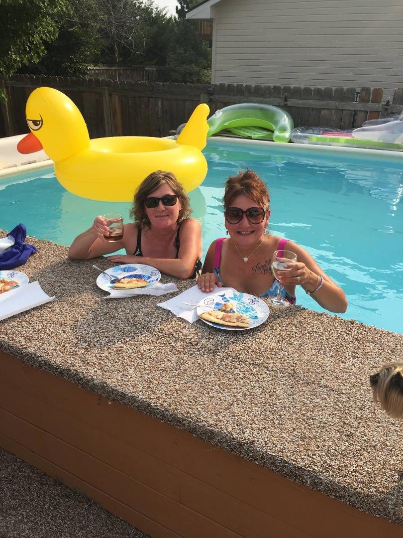Dinner and drinks poolside!
