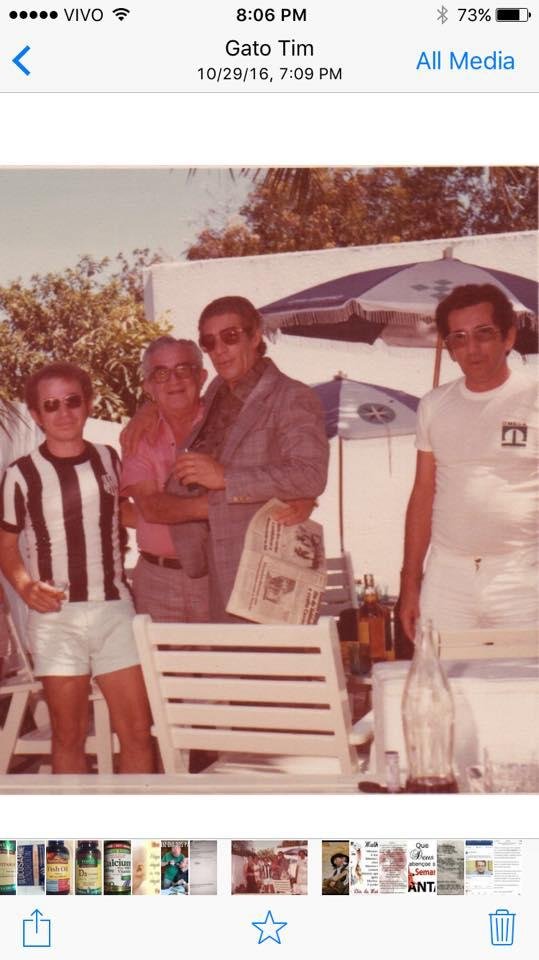 O inesquecível Waldik Soriano abraçado ao meu também inesquecível pai, Gerardo Santos. Ambos ladeados pelos meus manos Gerardo (Gato) e Edirardo. Faz-se desnecessário dizer que estava correndo uma mão de cana. "Velhos tempo