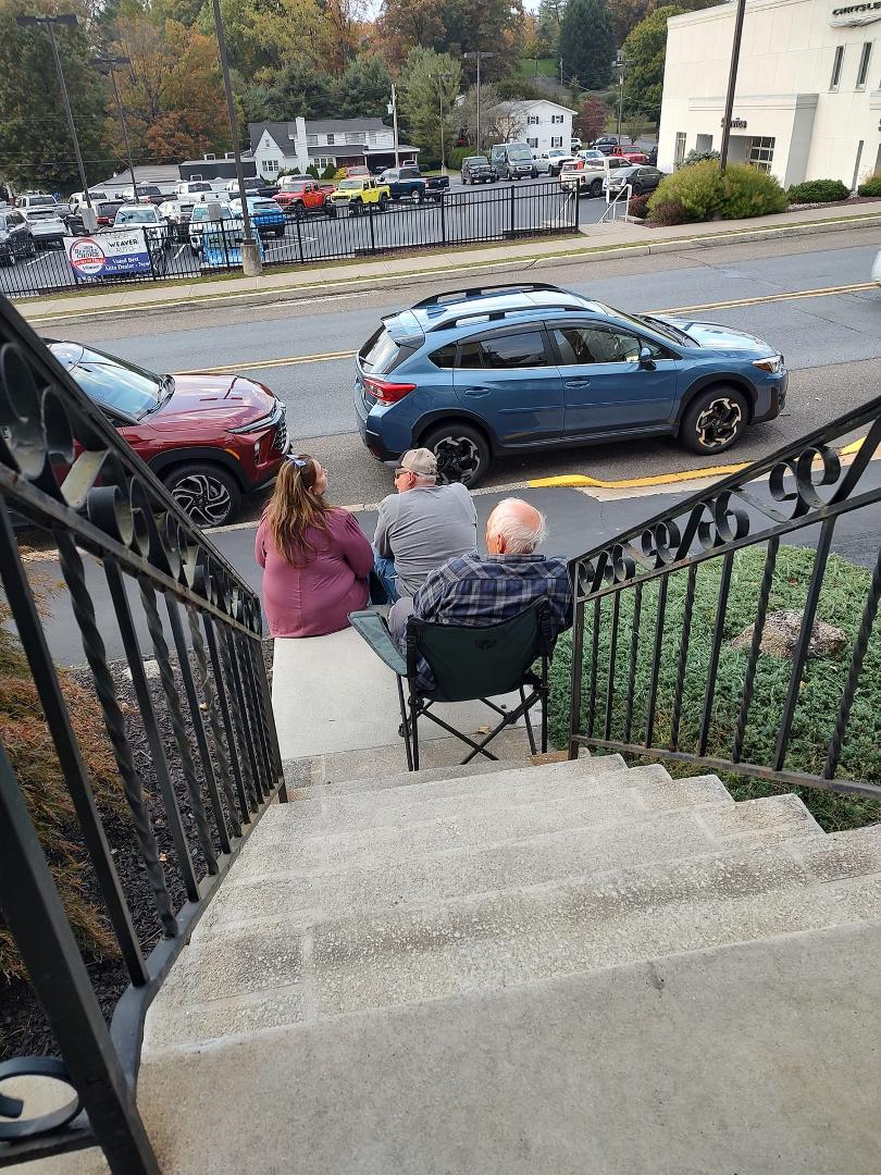 Waiting for Lamar and Kim's truck to be delivered !!