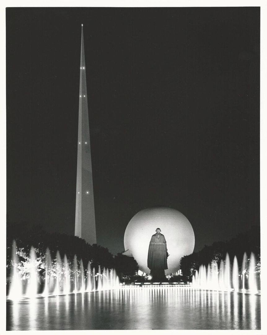 On this day in history.
1940: the coolest Worlds Fair closes their gates after 45 million people viewed The World Of Tomorrow.