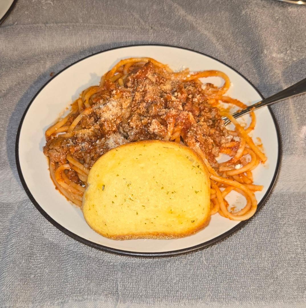 Spaghetti 🍝 night with the wife and kids! I hope they like it.