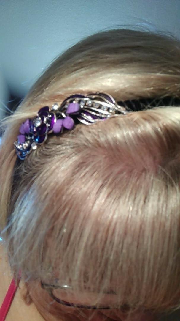 How does anyone like my new headband and I haven't worn headbands really since I was in grade school. I think it's pretty I got five of them through Amazon for $12.99!
I'm wearing the purple one today!!!
My hair's getting