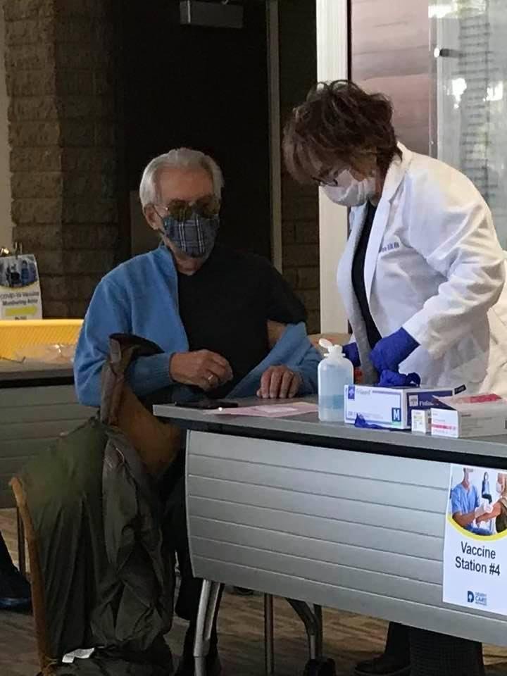 Honey getting jabbed at DRMC. Me get one too!