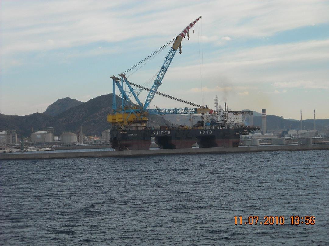 a big oil platform in Cartagena