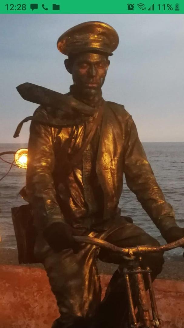 Cool statue on the Malacon in Puerto Vallarta! He's actually real!🤪