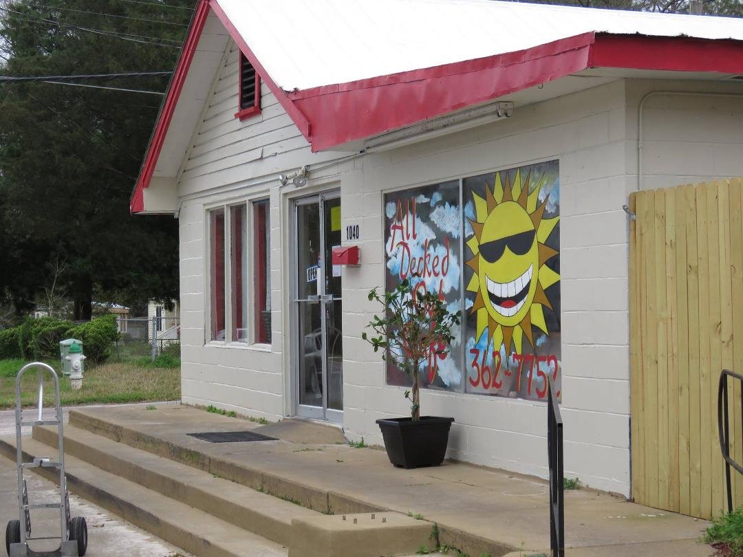 I have a new favorite lunch stop. All Decked Out on Duval Street in Live Oak is outstanding! The exterior may not look like a five-star place, but inside is wonderful food and really friendly service. I'll be writing a ne