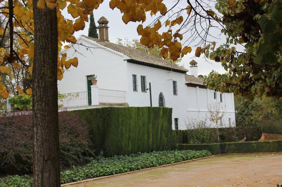 Garcia Lorca memorial.
Seis Cuerdas:
La guitarra,
hace llorar a los sueños.
El sollozo de las almas perdidas,
se escapa por su boca redonda.
Y como la tarántula
teje una gran estrella
para cazar suspiros,
que flotan en su