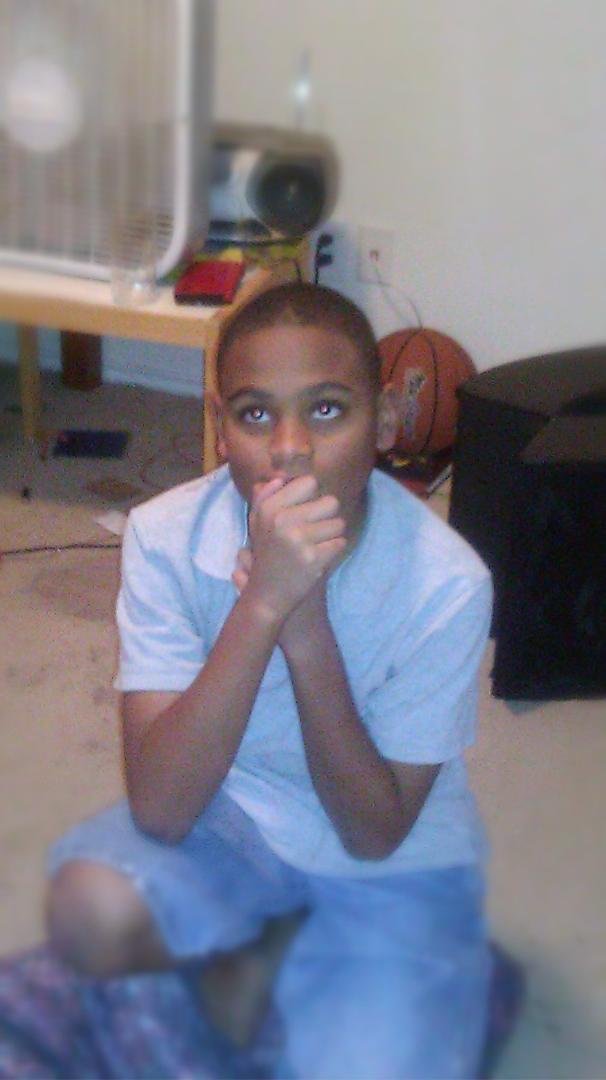 Posin in a messy  rm....smh
