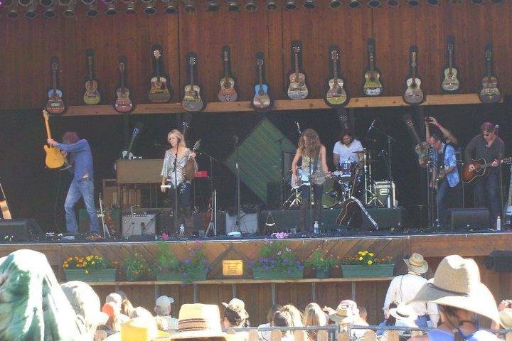Courtyard Hounds ex Dixie Chicks sisters