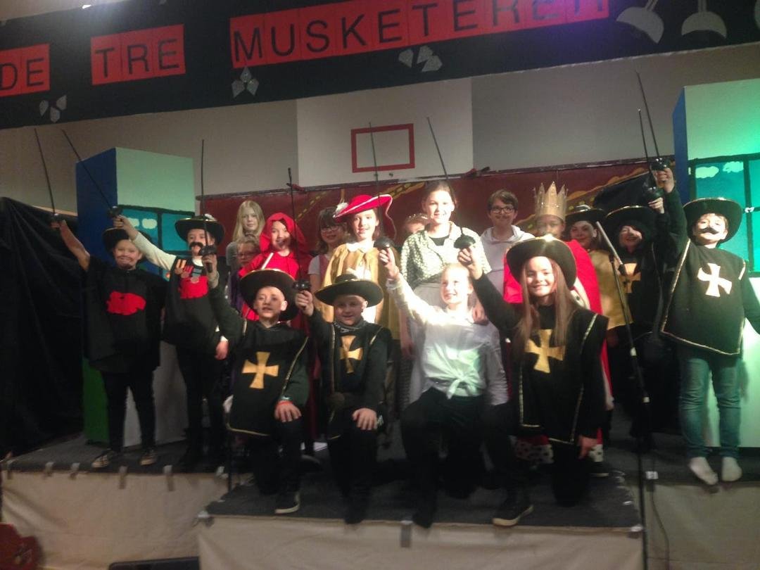 This is a photo of my daughter Kayleighs class putting on a play ..the three musketeers ..she plays the queen ..on my way to Denmark today to be with her majesty again ..