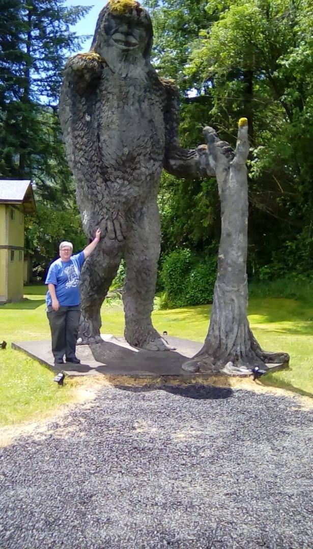 Flew into Portland, Oregon Wednesday night at9:30pm local (12:30 my time). My Mom picked me up and we spent the night in a motel in Vancouver, Washington. Thursday we got together with eight of Mom's cousins and aunts for l