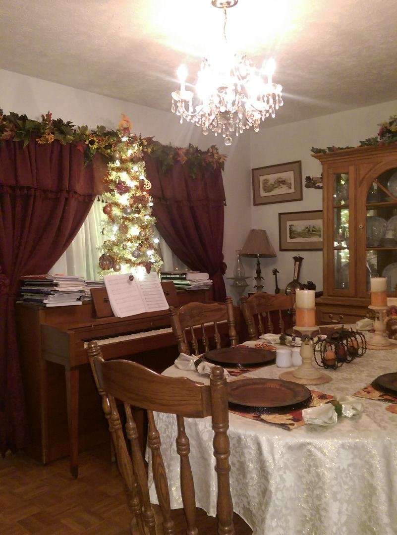 Everybody's putting up Christmas trees and here I am enjoying our upcoming Thanksgiving Day.