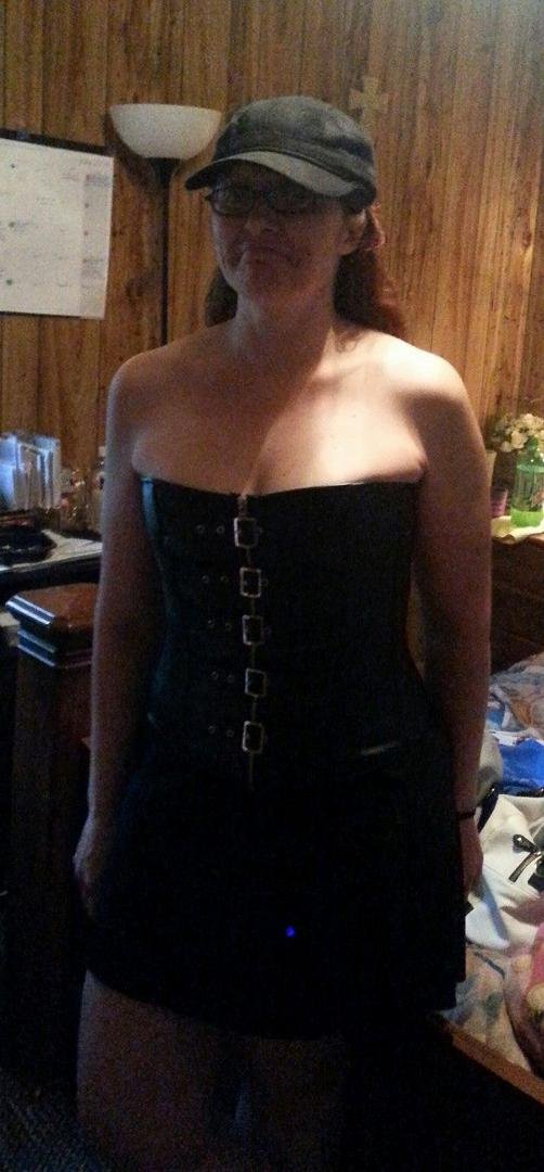 ♡Got my new outfit today...super excited...wish I could've got the boots too...not nearly as good looking as the gal online but I must say guess I don't look that bad afterall...♡