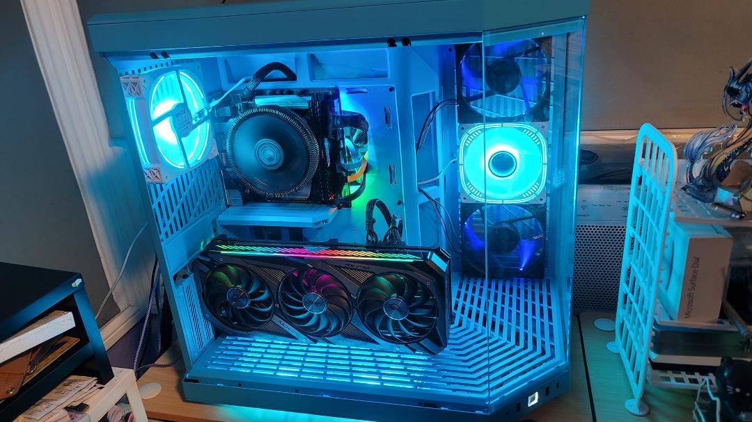 Still haven't lost touch. :) Sis's PC. The case is extremely nice. If only they have yellow color case. It is time to build my third PC... Been almost 10 years since my last one and is still going strong.