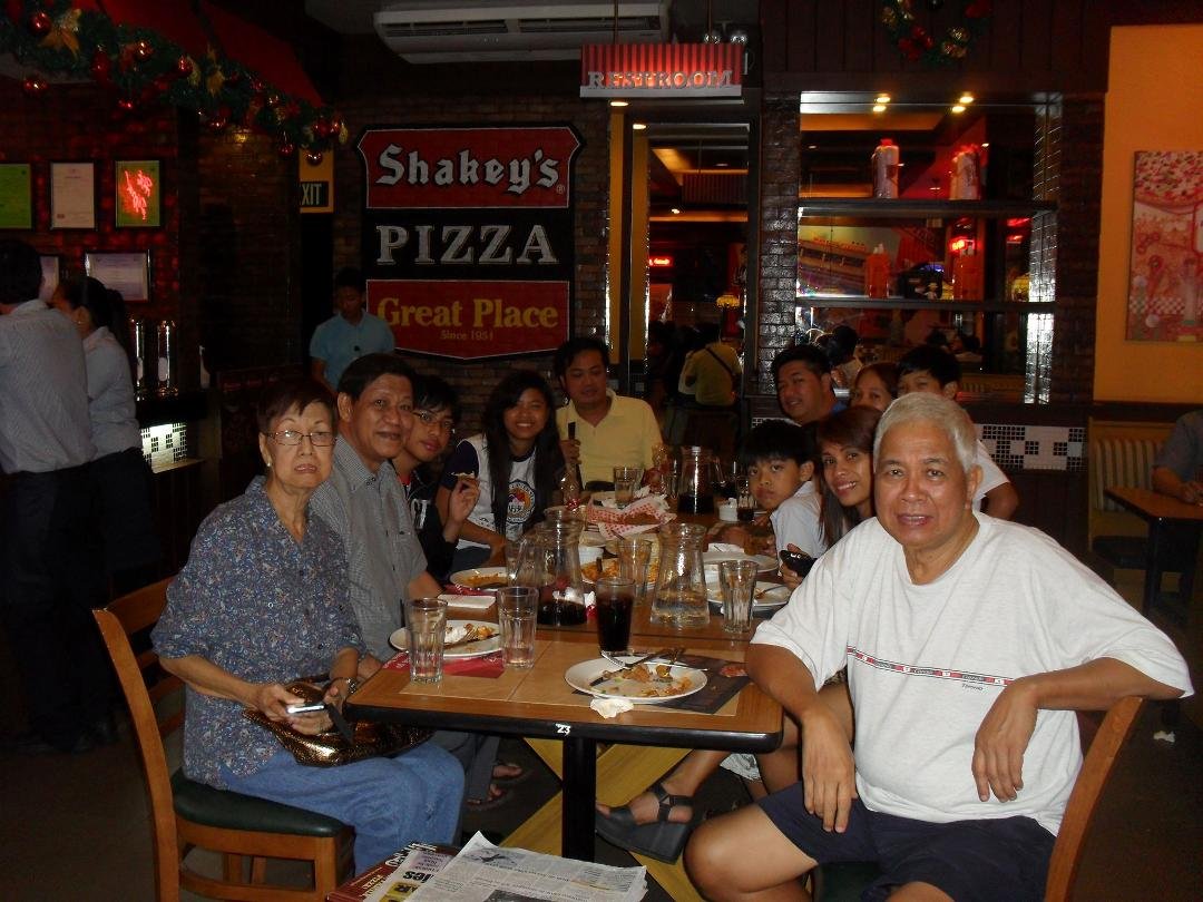 Demafeliz Family welcoming Cesar P Ansaldo at Shakey's..