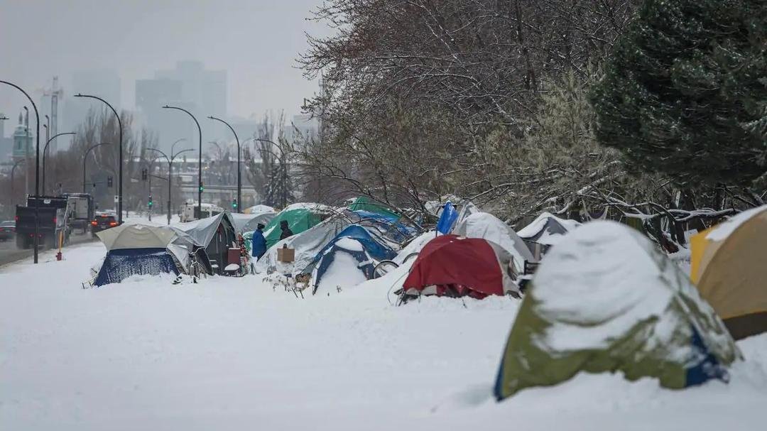 La photographie qui suit est du campement qui était sur la rue Notre-Dame. C'étaient des gens qui ont tout perdu à cause du COVID. Leur emploi et leur logement. Il y a des hébergements, mais y a pas droit aux bagages. Ils c