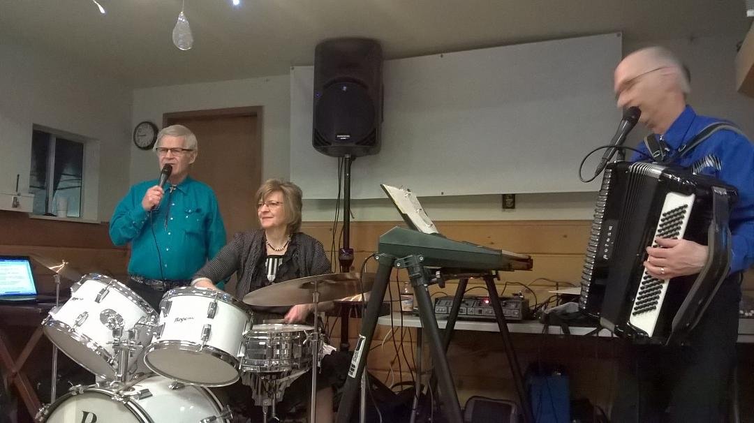 Kappie Kappenman guest calling at Whirlybirds 60th Anniversary dance at the Hayloft. Dave and Bonnie Harry doing a wonderful job playing the music. If I could only get up and dance!! Need more physical therapy first.
