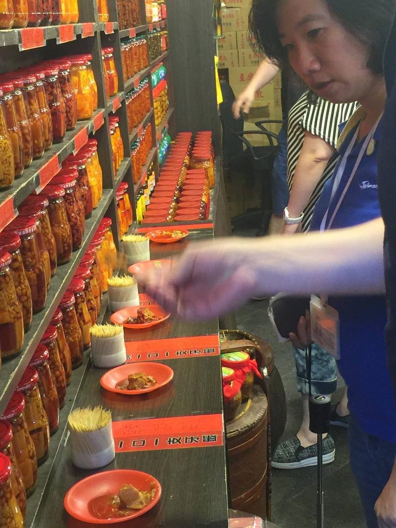 Stinky tofu is more like a snack than a proper dish. That’s being said, night markets are always popular places to enjoy this bizarre but interesting flavor. Just wander around the aisles, and you will soon find it. Let you
