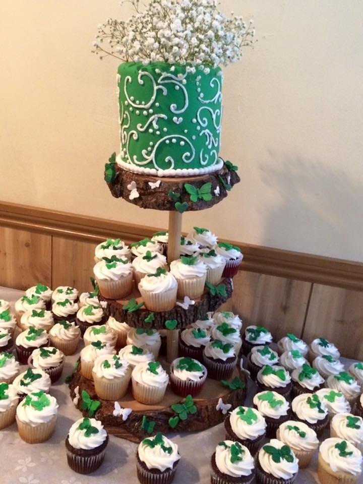 Michelle Dermo
Deb thank you for all your help with the wedding cake. It came out great.