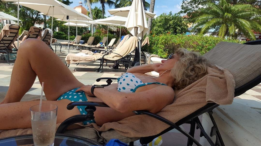 Judy FINALLY relaxing 😆 She's going to kill me for posting this.