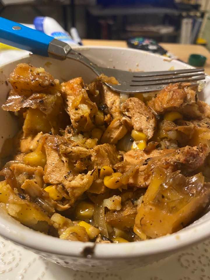 Take my word for it, this tastes a LOT BETTER than it looks.
Basically a Chicken Stew.
Made with 2 Boneless/Skinless Chicken Breasts.
4 sliced sweet onions.
Ground Pepper, Dill, Basil, Onion and Garlic Powdsr.
I had some le