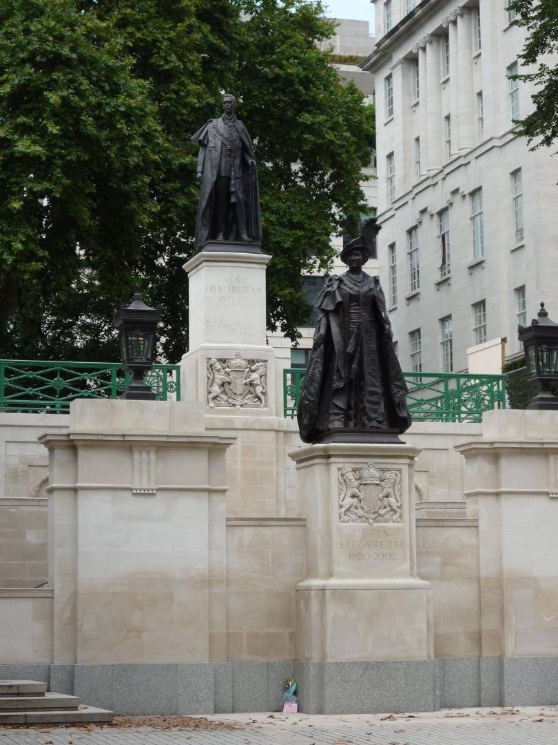 Statues in front of the Marlborough House on the Mall