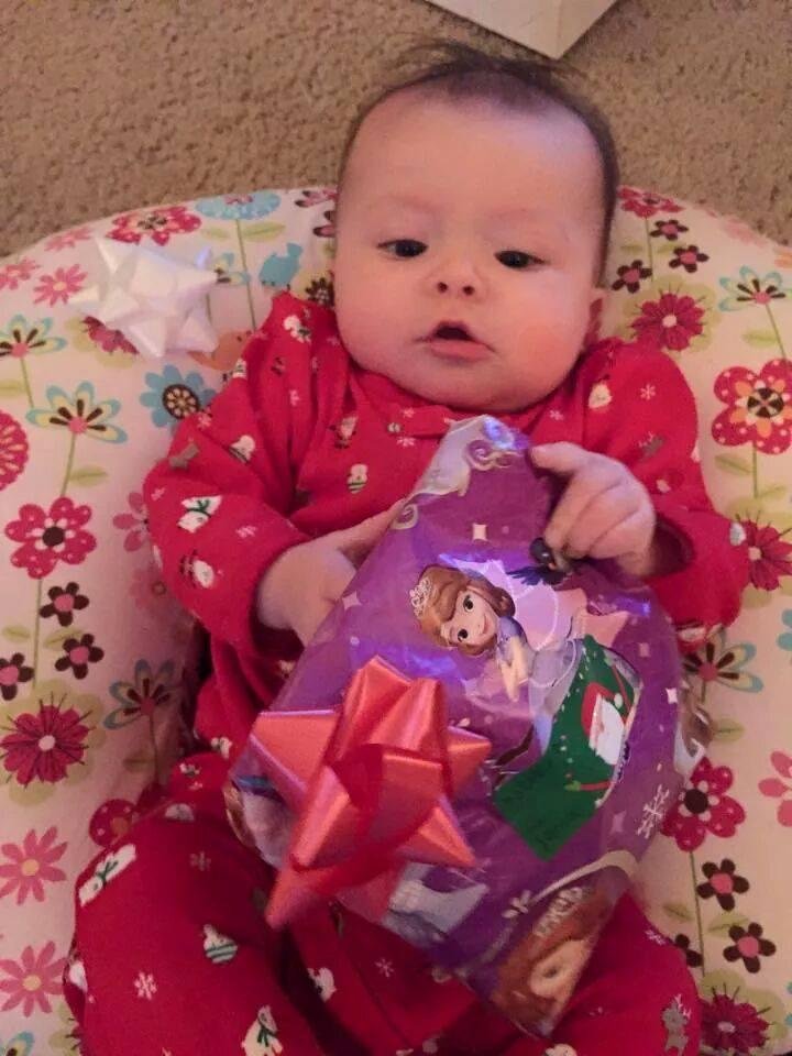 Look..Sophia is opening her own presents ♡ I love her so much! ♡