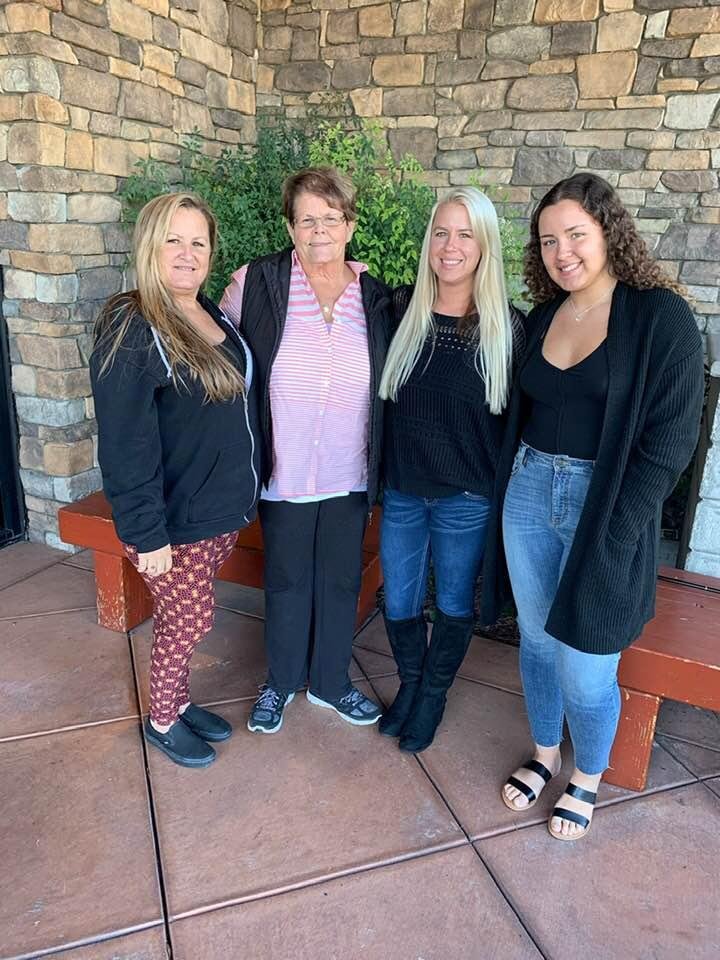 Fun day hangin’ out with the girls (and David) at Wood Ranch BBQ in Ventura. #ourchristmasdinner. #lovemyfamily. ❤️💚