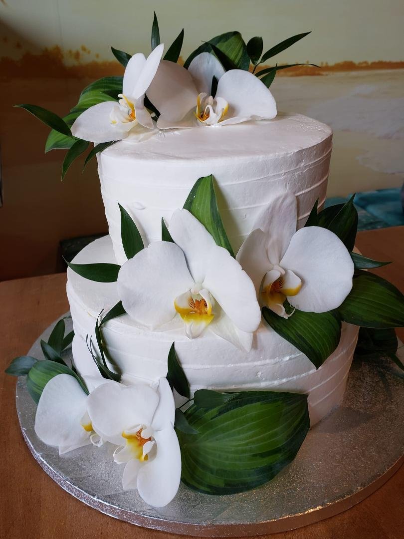 What do you think?? Beautiful, yeah? I brought the idea, hosta leaves and orchid from home, but Mosi my son-in-love and Kessie, one of our talented decorators, put it together. Yummy guava wedding cake made by Cakes Of Para