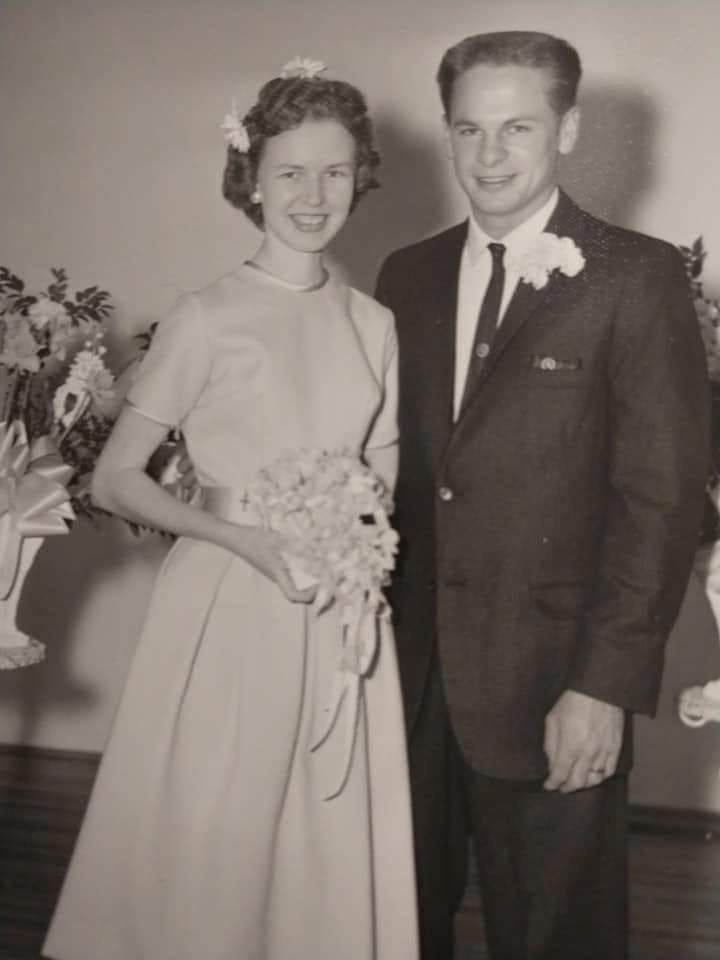 Wedding photo of my brother, Bill and wife, Bonnie. Cute, aren't they?😁💓