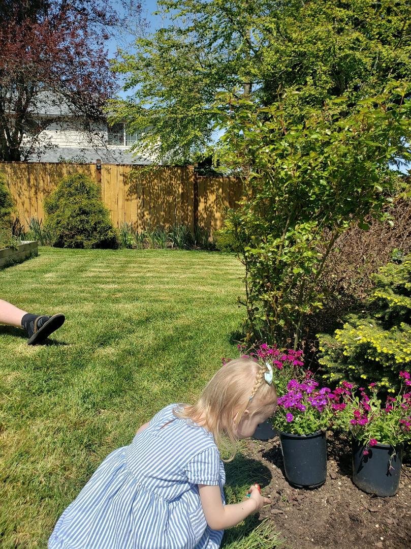 My baby girl helping me to plant some flowers !!! 😁😘