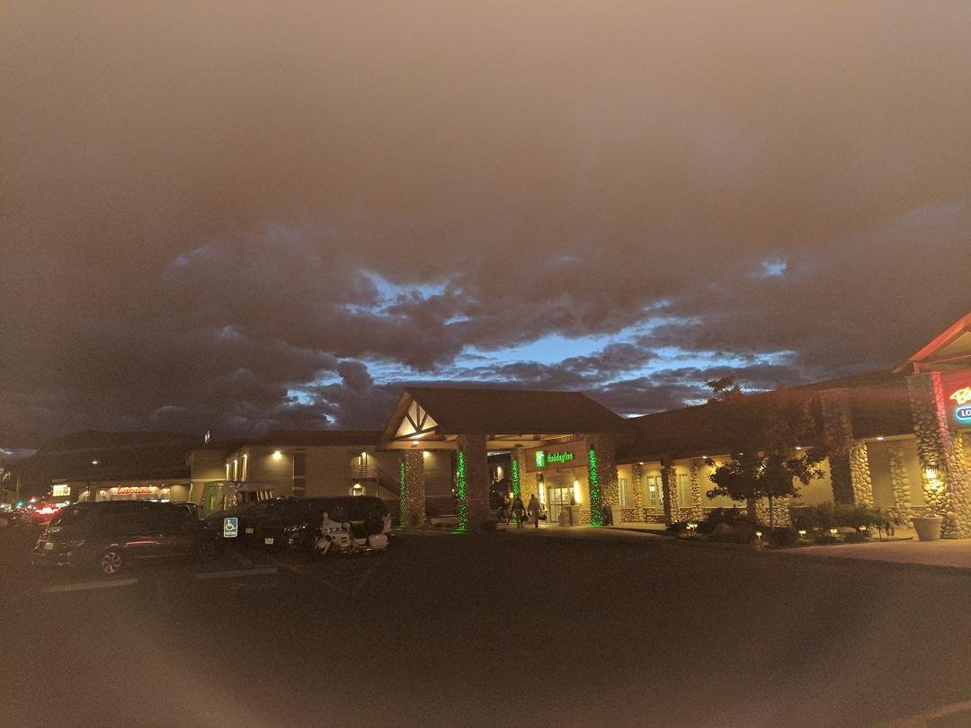 Holiday Inn in the evening at Cody Wy.