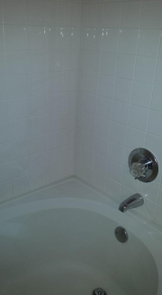 Super clean tub and shower area