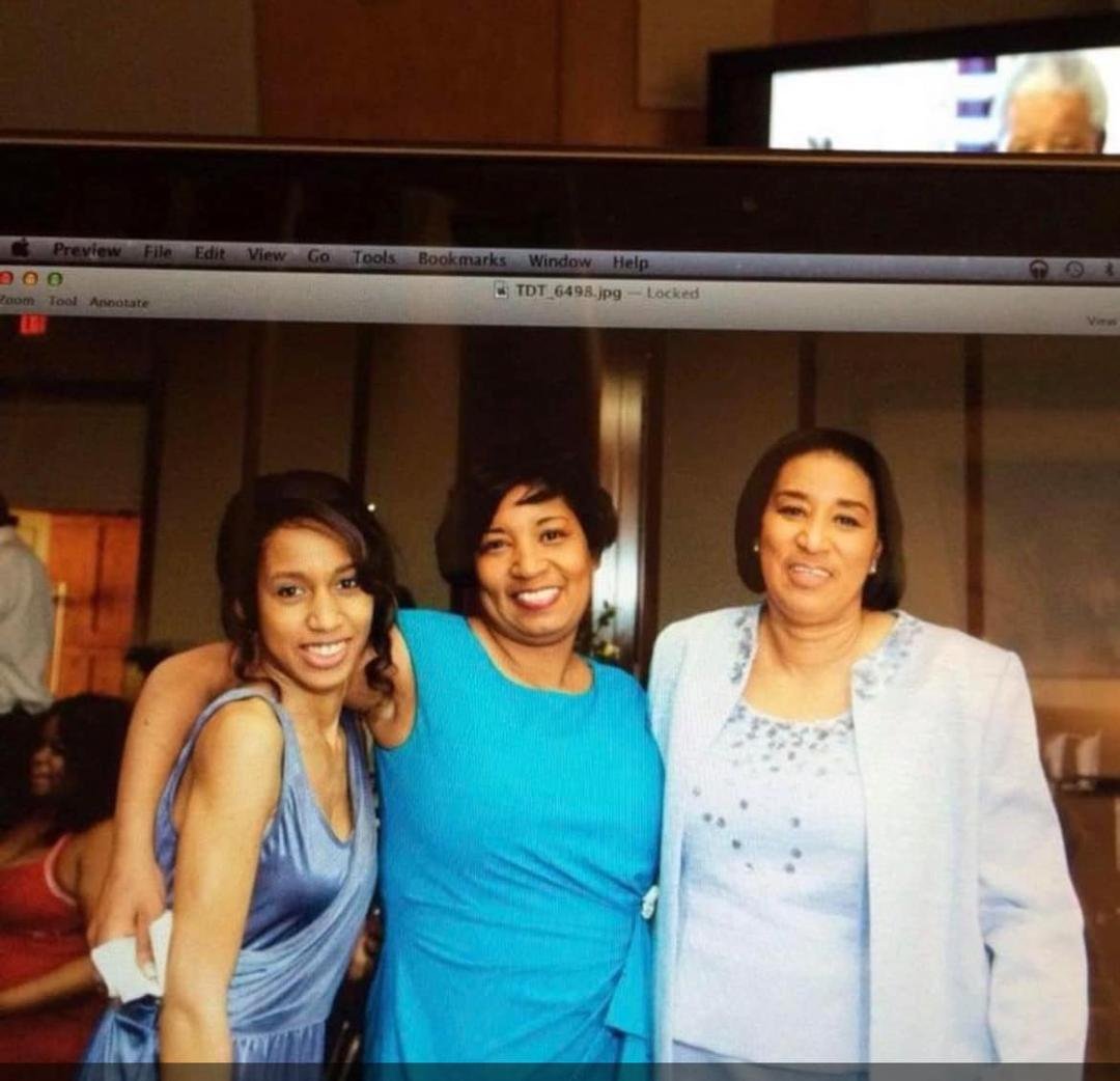Cheryl Snipes' album, Mobile uploads