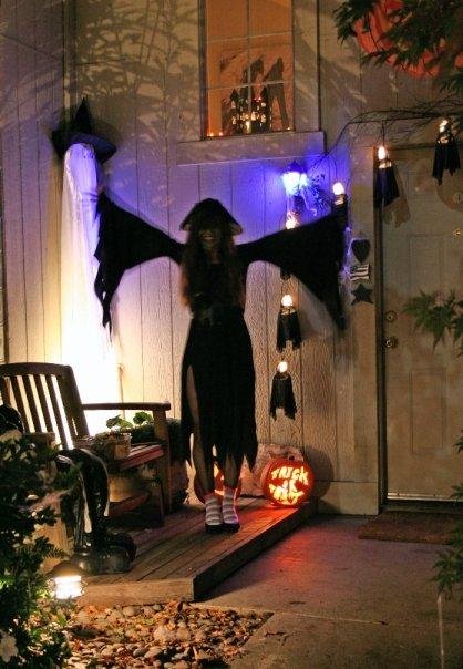 Dee Dee in the witchy crucifix pose.