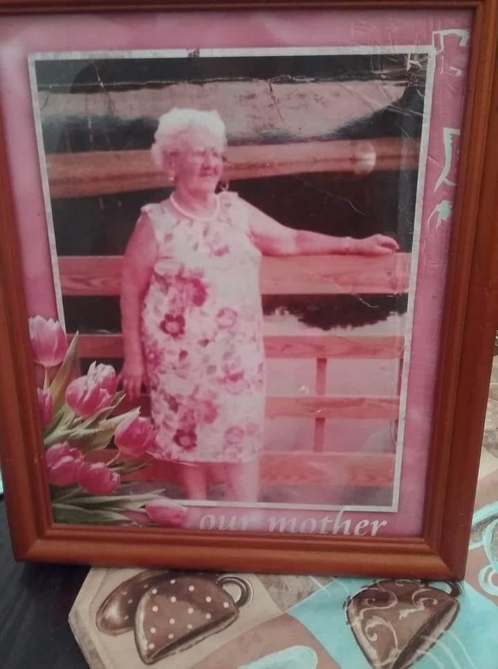 TOMORROW IS MOTHERS DAY, BUT IT IS TO BE EVERYDAY ALSO FATHERS DAY. I WILL SAY WHAT MOTHERS DAY IS EVERYDAY. 
  MY EX AND I WERE LIVING IN HARTFORD, CT. MOM AND DAD LIVED IN WINDSOR LOCKS.
IT WAS  THURSDAY DAD GOT PAID SO A